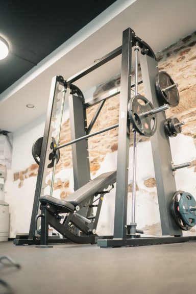 Krafttrainingsgerät mit Gewichten in einem modernen Fitnessstudio.